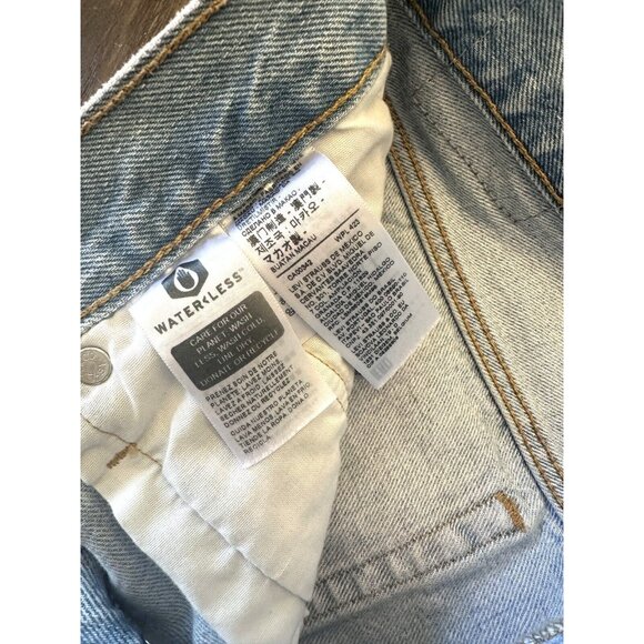 Levi's 501 Original Fit Women's High-Rise Frayed Jean Denim Shorts Light Wash 32 - Picture 5 of 9